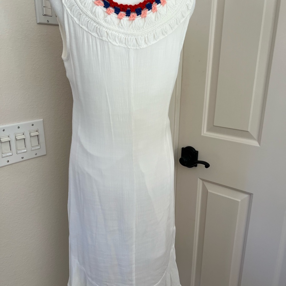 Venus gauze with colored embroidered detail. Asymmetrical hem. - Picture 3 of 5
